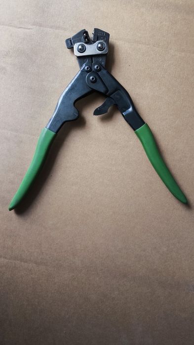 Клещи за кримпване (кербоване) на кабелни обувки и два кабела с гилза