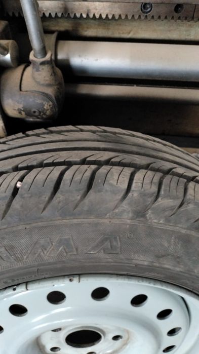 Продам резину с дисками на Волгу