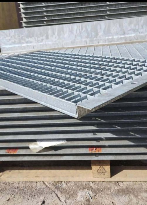 Vindem trepte zincate galvanizate