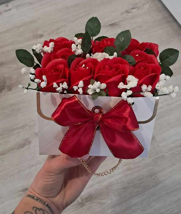 Чантичка с рози от пластичен сапун