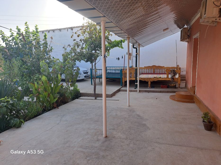 Galaguzar mahallasida uy sotiladi manzil maktab yonida uy 4 xonali