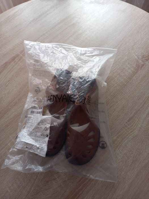 Дамски обувки модели в кафяво и черно.