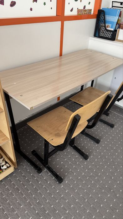 Пролам парту со стульями