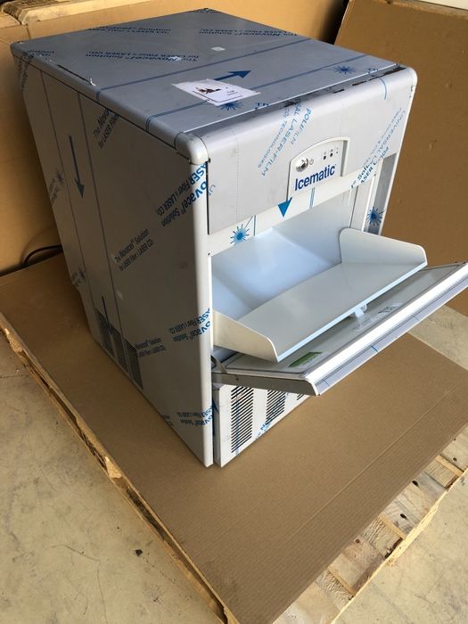 Mașină profesională de gheață Icematic E35 W IX – 35 kg/24h – Italia –