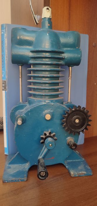 модель четырехтактного двигателя внутреннего сгорания.