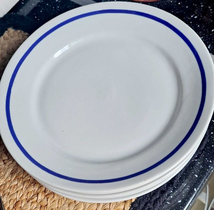 Ретро бели купи и чинии