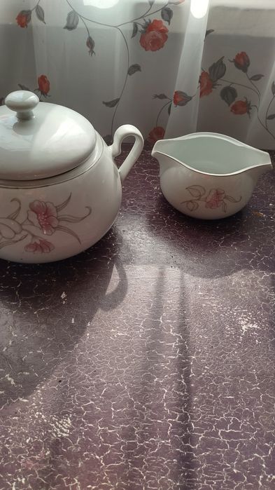 Порцеланов супник,сосиера и стар шприц за сладки