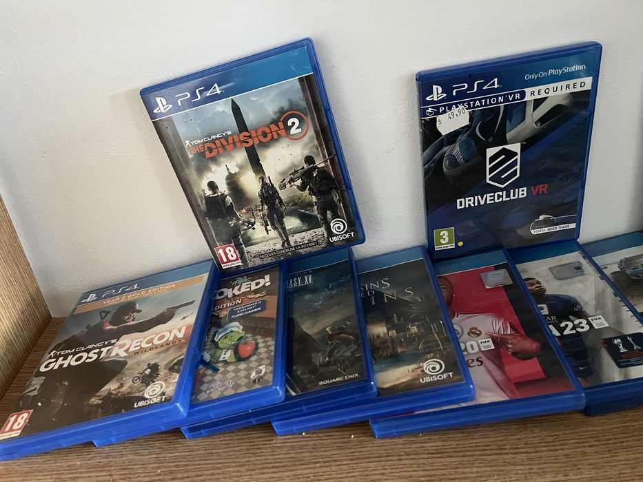 Ps4 pro with monnitoore asus 144 hz with a web cam and vr and 12 game