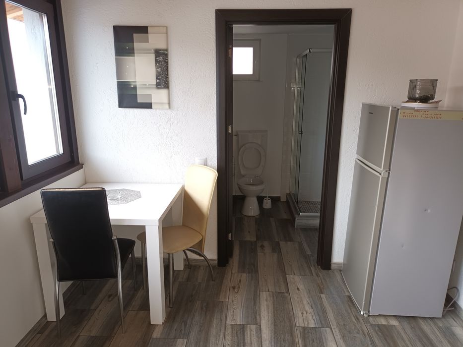 Închiriez apartamente și garsoniere în regim hotelier la muncitori