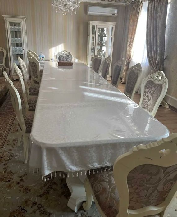 Диван, стол/стулья