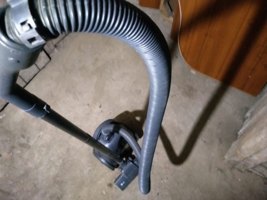 Пылесос LG 1300 Вт