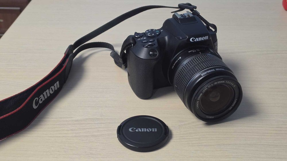 Aparat foto DSLR Canon EOS 250D + Obiectiv EF-S 18-55mm f/3.5-5.6 IS STM – Aspect impecabil