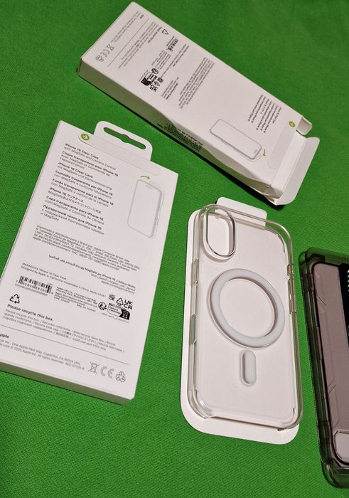 Husa originala iPhone 16,cu folie sticla Ultra Hybrid.