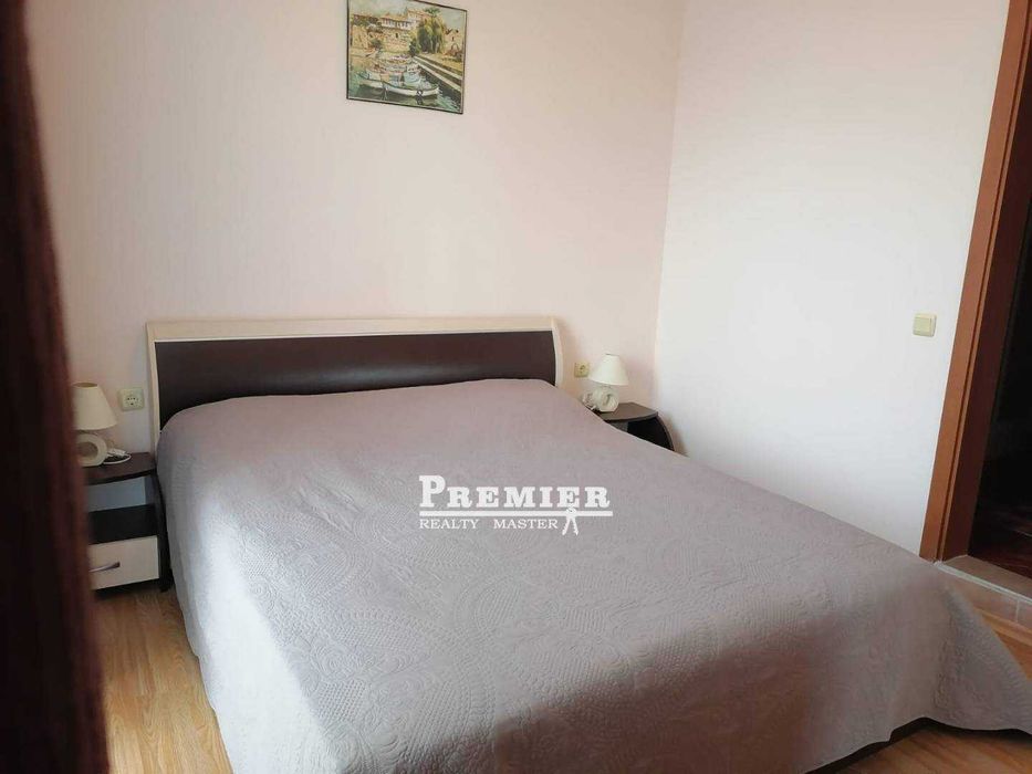 Предлагаме за продажба много просторен тристаен апартамент