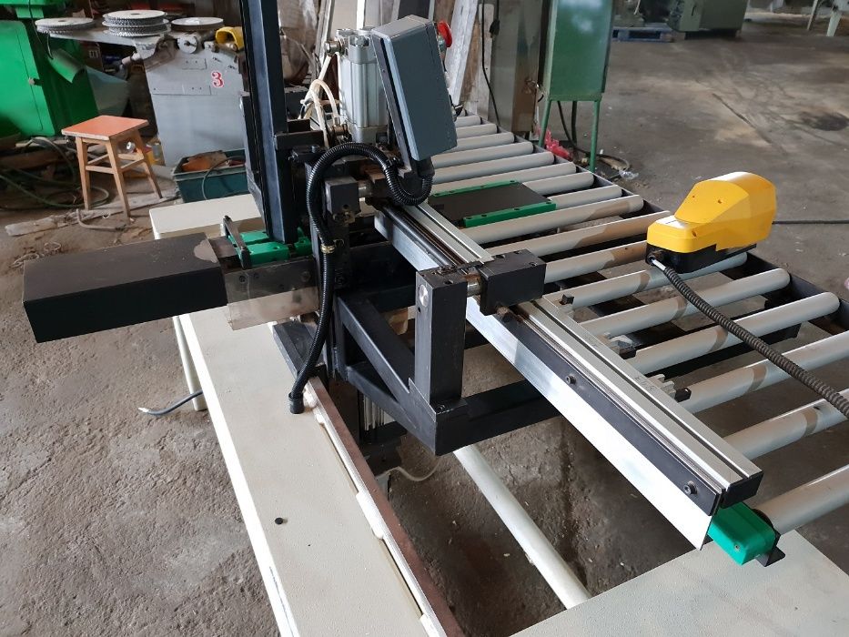 Автоматична машина за разпробиване и набиване на панти-