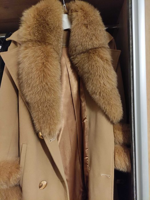 Палто от кашмир с естествена яка