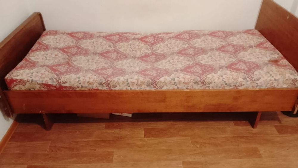 Кравать с матрацам ,диван