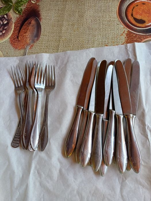 Големи и средни лъжици.10бр.малки ножове.И 6бр.  малки вилички. Произв