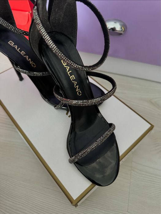 Обувки на висок ток