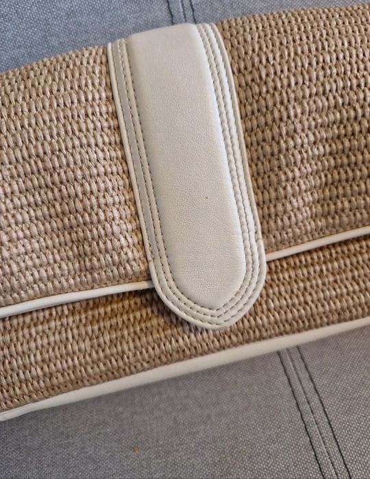 Jacquemus, stil rafie împletită cu detalii din piele/ecoleather albă și logo metalic auriu