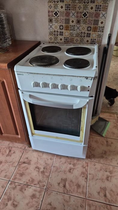 Электрическая плита с духовкой