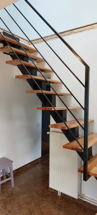 Scara metalica cu trepte din lemn