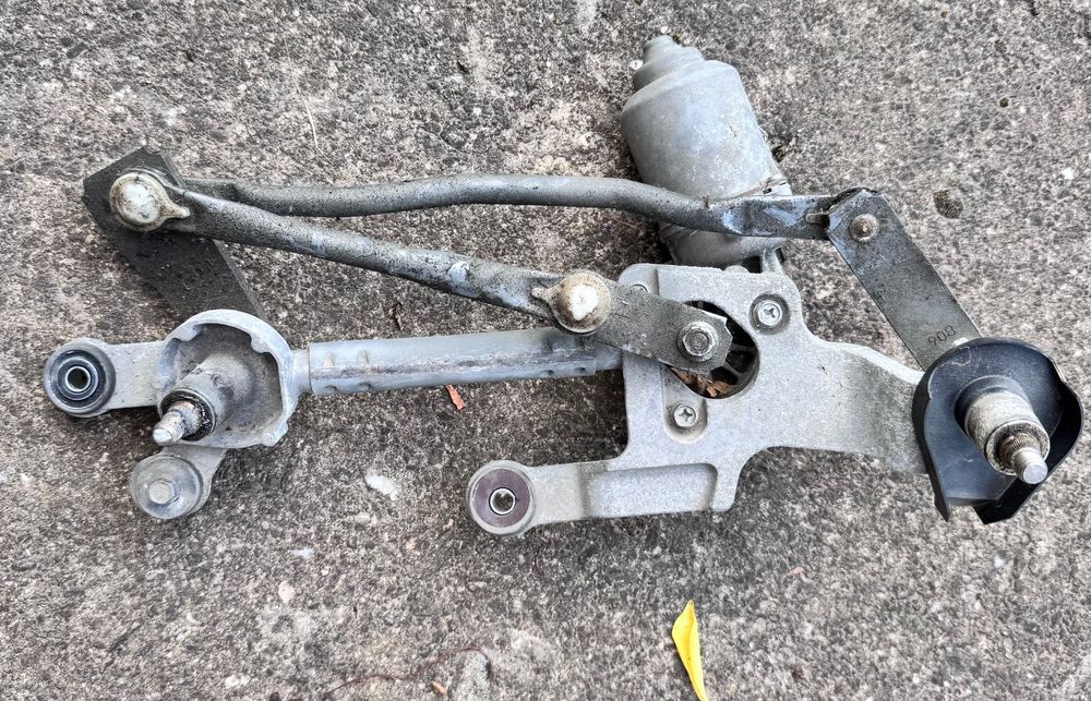 Продавам механизъм с моторче за предни чистачки – Honda Jazz 2010