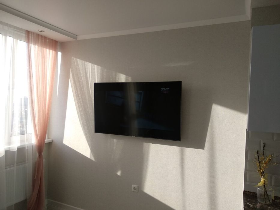 Установка телевизоров на стена