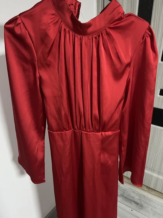 Vând rochie roșie elegantă din satin.