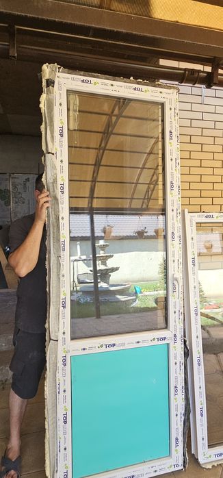 Продам пластиковый  дверь + окно