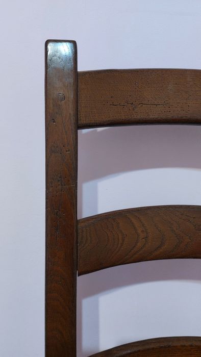 Винтидж трапезен стол от масивно дърво. Перфектно състояние.