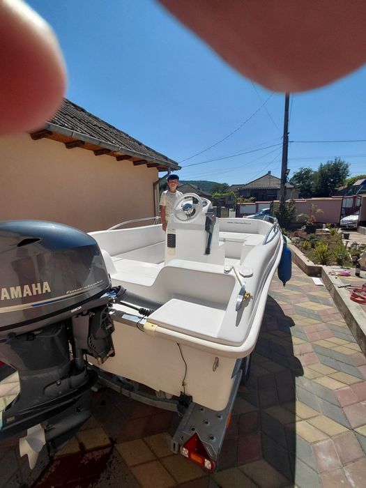 Vând ansamblu format din barcă DELPHIN 5.0 cu motor YAMAHA 60cp an fabricație și punere în funcționare iulie 2024