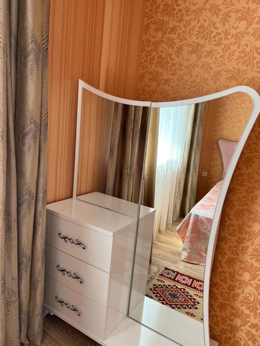 Комод, шкаф, зеркало с тумбой