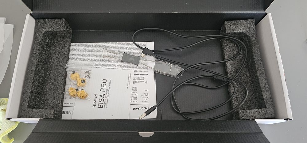 Tastatura mecanica redragon eisa pro honkai anime rgb