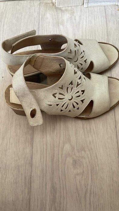 Женские сандалии