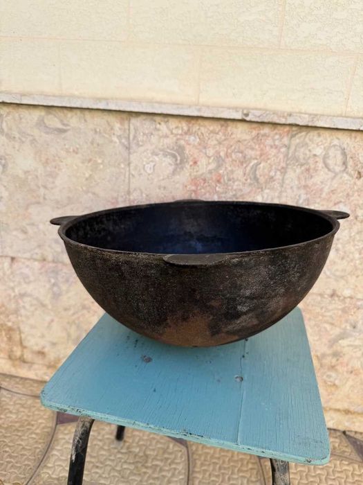 Продаётся чугунный казан СССР, в отличном состоянии. Объём — 8 литров.