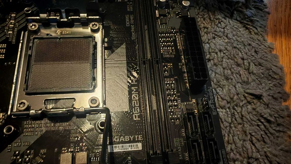 Gigabyte's A620M Gaming X + Ryzen 8400F + 2X8GB 16GB RAM DDR5 AM5