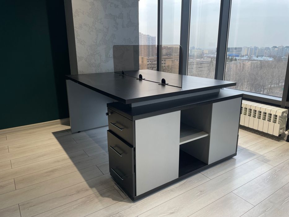 Офисная мебель (письменные столы)