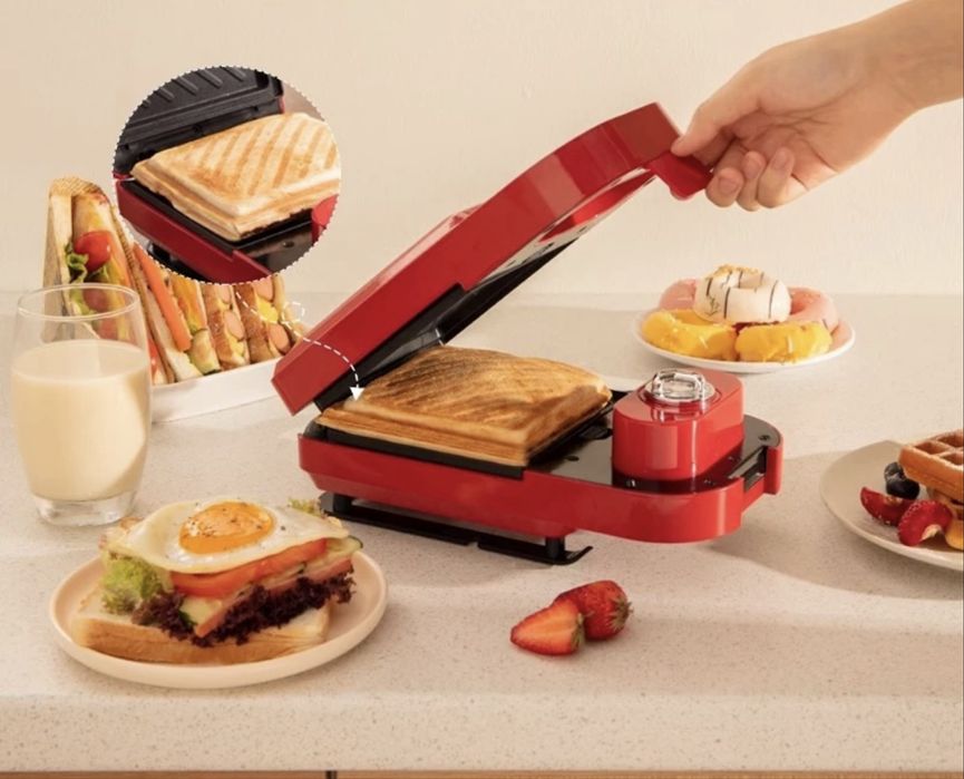 Вафельница красного цвета