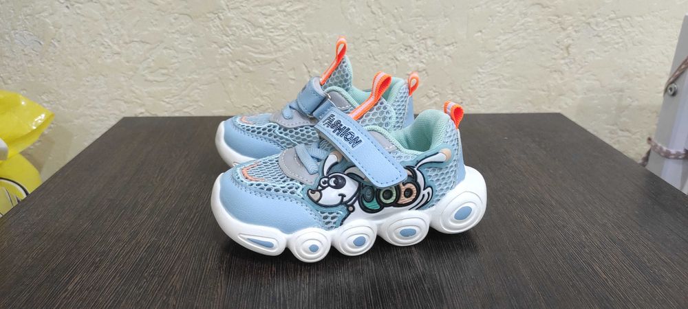 Продам детскую обувь: ботинки, кроссовки