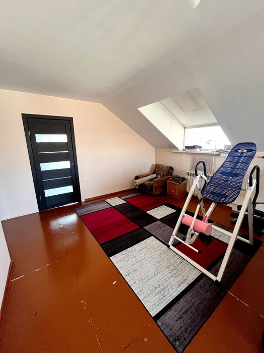 Частный дом с постройкоми.