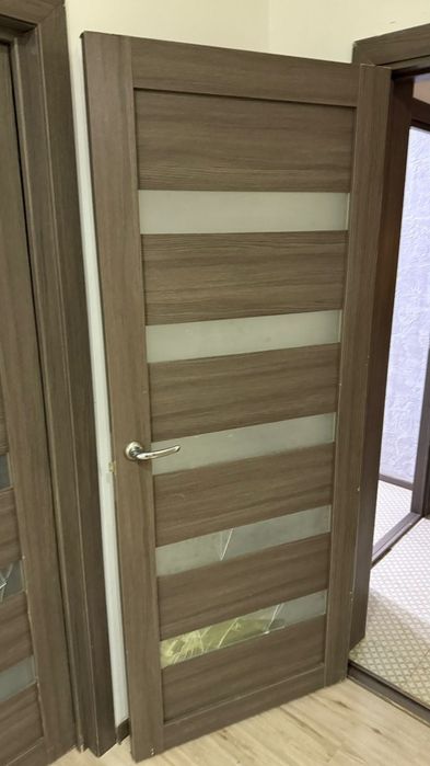 Продается двери коричнево цвета