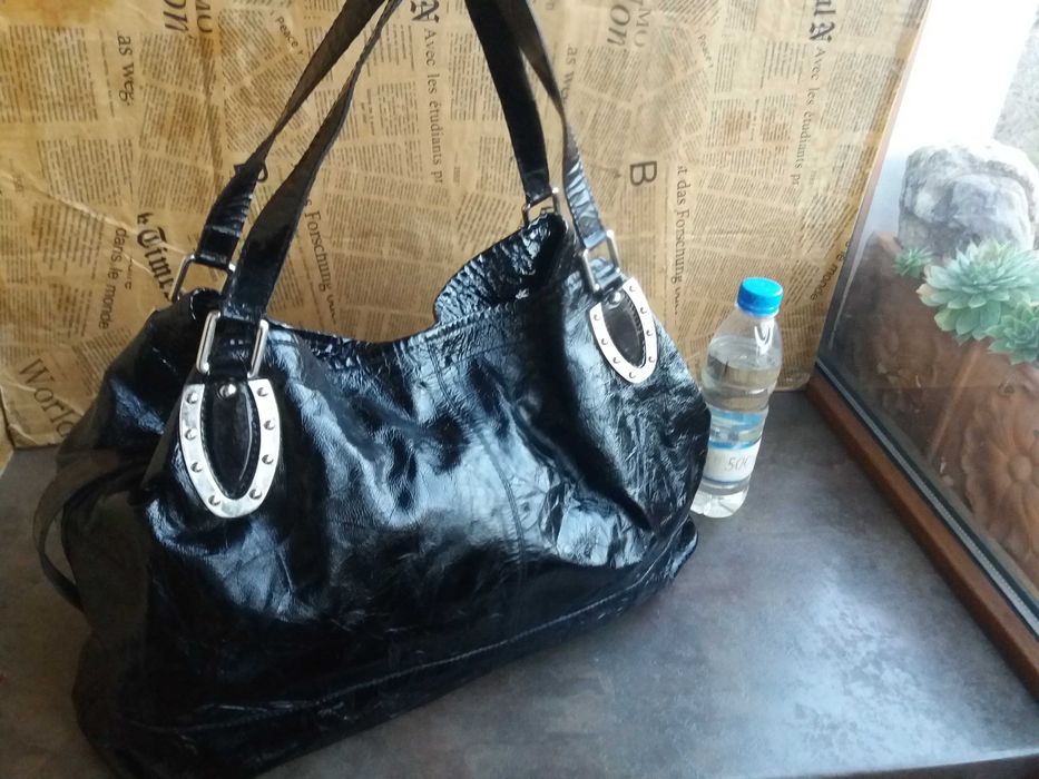 дамска черна чанта,лачена,голяма-естествена кожа