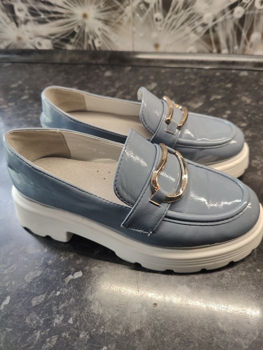 Продам туфли на девочку 33 размер.