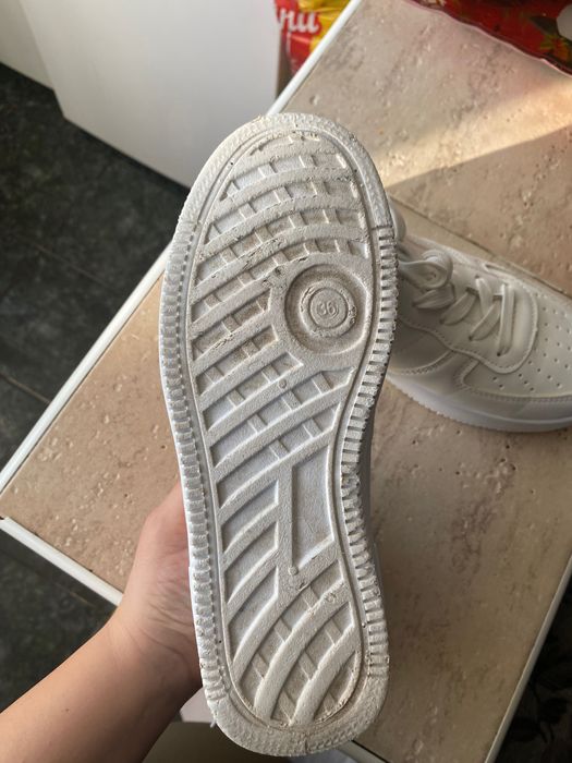 Маратонки кожени бели