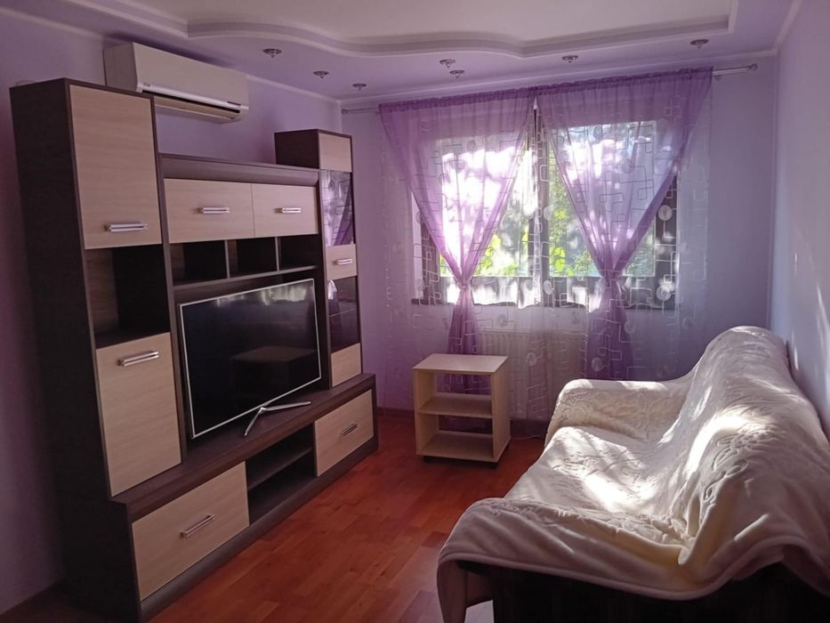 Închiriez apartament 3 camere decomandate  cu loc de parcare .