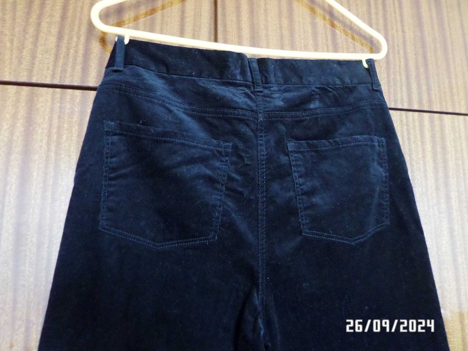 Нови черни джинси от фин рипсен плат