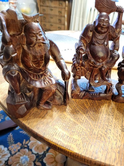 Ръчноизработени фигури от махагон