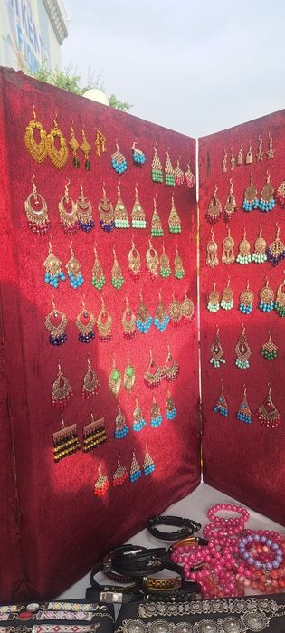 Sovungullar va zargarlik buyumlari sotiladi.