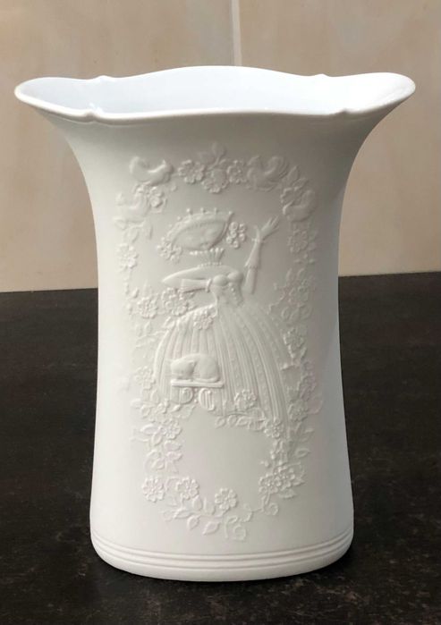 Vaza din portelan bisque Kaiser  W Germany, anii `80.